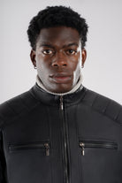 Primer plano de los paneles acolchados y costuras de alta precisión en la chaqueta Audi de LSJ SAS. Calidad superior en confección colombiana con 4 bolsillos funcionales y facilidades de pago.