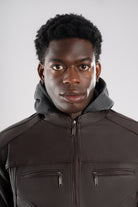 Primer plano de la capota de algodón gris desmontable y el cuello limpio de la chaqueta de Cuerotex cafe oscuro.