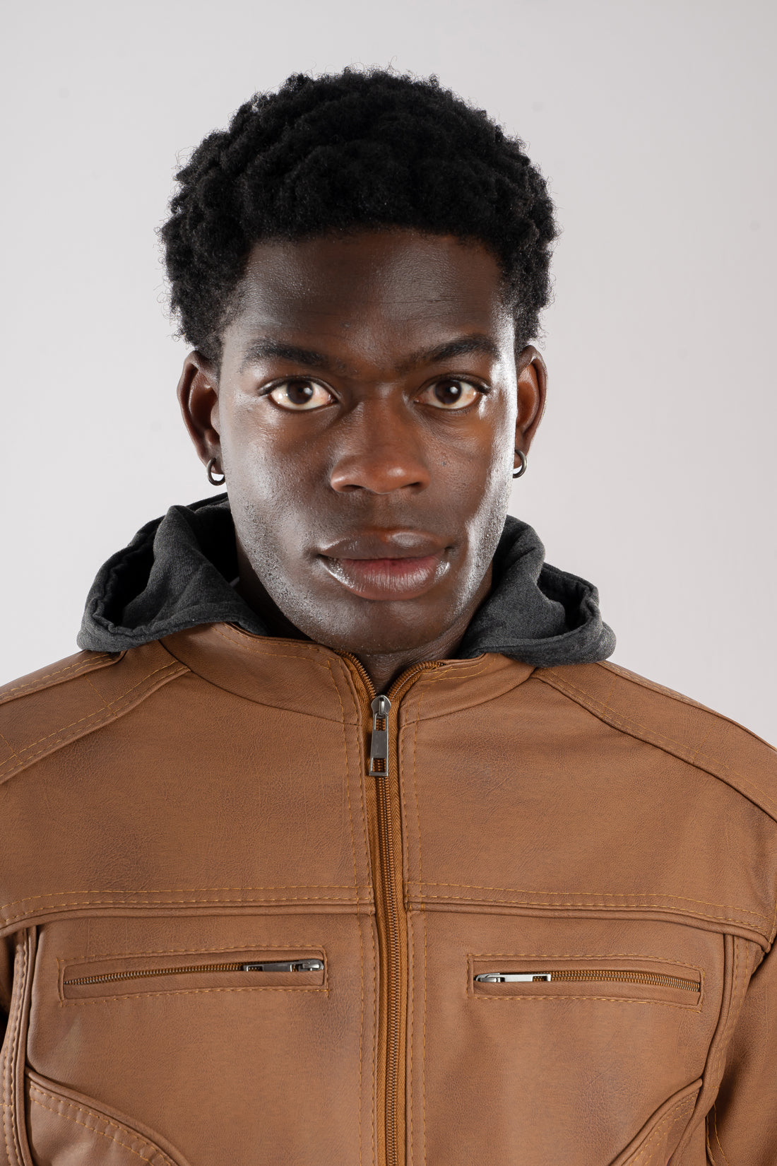 Primer plano de la capota de algodón gris desmontable y el cuello limpio de la chaqueta de Cuerotex cafe oscuro.