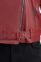 Primer plano cintura de la Chamarra de cuerotex para hombre en color vinotinto, estilo rebelde con hebilla, vista frontal.