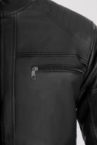 Chaqueta negra combinada para hombre, vista detalles cremalleras, diseño minimalista de bloques de color tono sobre tono en cuerotex premium. Envíos nacionales con opción de Pago Contra Entrega y crédito inmediato.