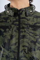 Primer plano de la cremallera y la textura del Cuerotex camuflada de la chaqueta minimalista AD22.