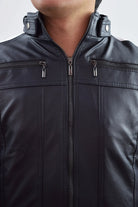 Primer plano de la cremallera y la textura del Cuerotex rojo de la chaqueta minimalista AD22.