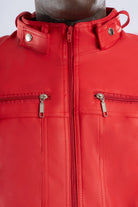 Primer plano de la cremallera y la textura del Cuerotex rojo de la chaqueta minimalista AD22.