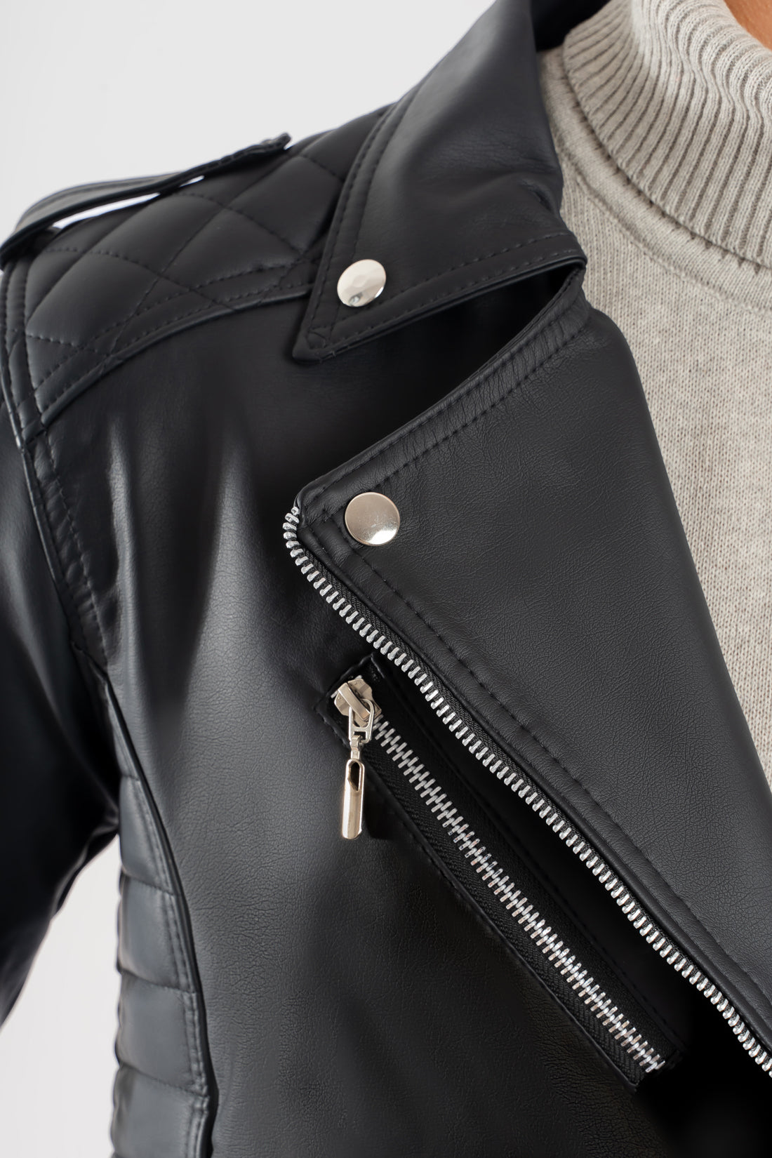 Detalle de los acabados y cremalleras de alta resistencia en la chamarra para hombre L250. Estilo urbano duradero con facilidades de pago a cuotas y Sistecrédito.