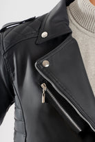 Detalle de los acabados y cremalleras de alta resistencia en la chamarra para hombre L250. Estilo urbano duradero con facilidades de pago a cuotas y Sistecrédito.