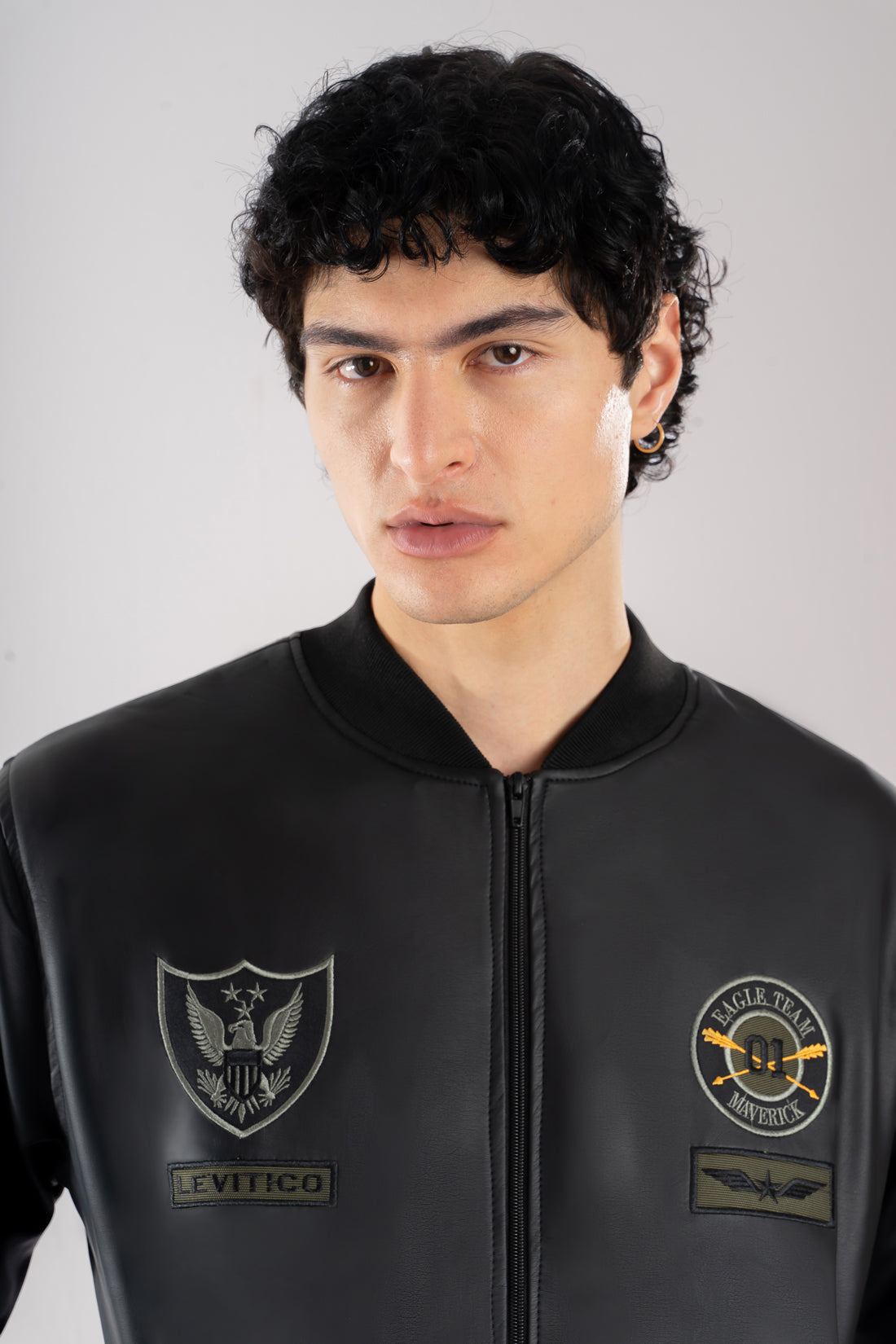 Primer plano de los logos y emblemas bordados estilo aviador en la chaqueta bomber de LSJ SAS. Confección colombiana de alta calidad con facilidades de pago a cuotas.