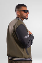 Posicion espalda, lateral y textura premium del cuerotex verde en la chaqueta Mutang.