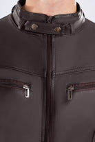 Primer plano frente y bolsillos de la  chaqueta de Cuerotex cafe oscuro.