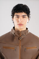 Primer plano frente de la chaqueta bj cafe claro y el cuello limpio de la chaqueta de Cuerotex.