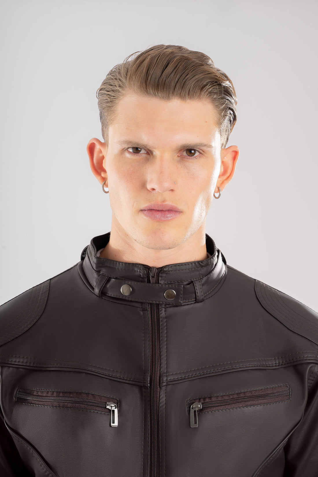 Primer plano frente de la chaqueta bj cafe oscuro y el cuello limpio de la chaqueta de Cuerotex.