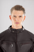 Primer plano frente de la chaqueta bj cafe oscuro y el cuello limpio de la chaqueta de Cuerotex.