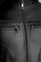 Primer plano frente de la capota de algodón gris desmontable y el cuello limpio de la chaqueta de Cuerotex negra.