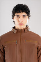 Primer plano del frente, cuello y la textura del Cuerotex cafe claro de la chaqueta minimalista AD22.