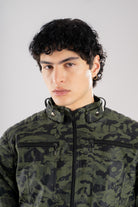 Primer plano del frente, cuello y la textura del Cuerotex negro de la chaqueta minimalista AD22.