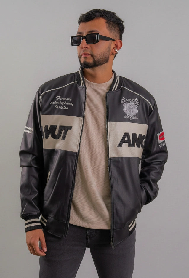 Posicion frontal y textura premium del cuerotex negra en la chaqueta Mutang.