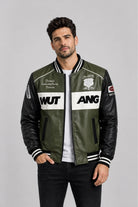 Posicion frontal y textura premium del cuerotex verde en la chaqueta Mutang.