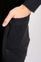 Primer plano bolsillos de la fibra Miratex antiarrugas de un gabán modelo Urban color azul, mostrando su forma consistente.