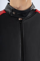 Primer plano de la textura y acabados de la chaqueta beisbolera negra roja de LSJ SAS.