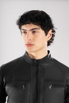 Chaqueta negra combinada para hombre, vista de cerca, diseño minimalista de bloques de color tono sobre tono en cuerotex premium. Envíos nacionales con opción de Pago Contra Entrega y crédito inmediato.