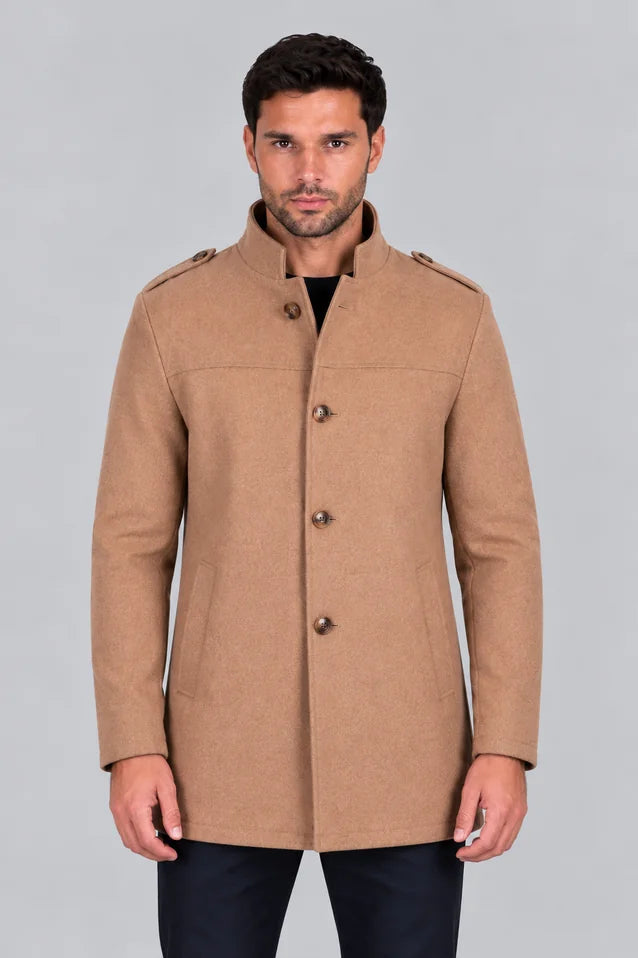 Gabán Elite de LSJ en color caramelo, vista frontal, con cuello alto y una fila de botones