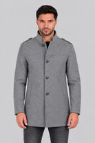 Gabán Elite de LSJ en color gris, vista frontal, con cuello alto y una fila de botones