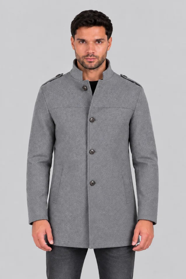Gabán Elite de LSJ en color gris, vista frontal, con cuello alto y una fila de botones
