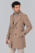 Gabán Imperial caramelo para hombre en paño licrado, vista lateral