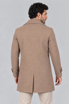 Gabán Imperial caramelo para hombre en paño licrado, vista posterior