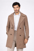 Gabán café modelo Imperial para hombre, confeccionado en paño licrado elástico con corte ligeramente entallado y vista frontal. Estilo clásico y duradero disponible con pago al recibir en casa y Sistecrédito en Colombia.