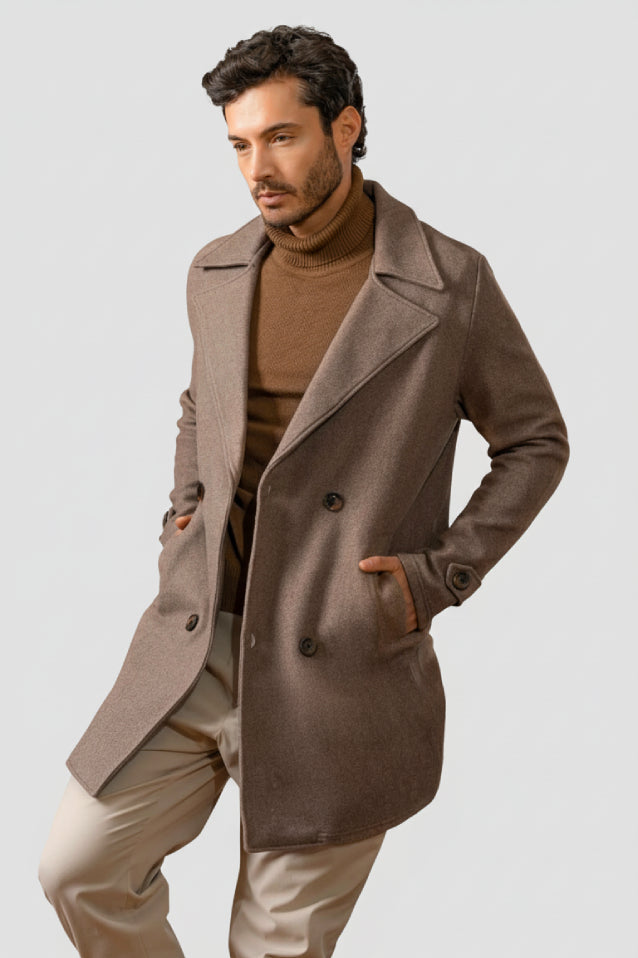 Gabán café modelo Imperial para hombre, confeccionado en paño licrado elástico con corte ligeramente entallado. Estilo clásico y duradero disponible con pago al recibir en casa y Sistecrédito en Colombia.