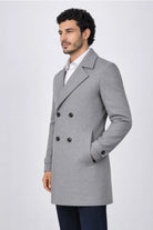 Gabán gris modelo Imperial para hombre, confeccionado en paño licrado elástico con corte ligeramente entallado. Estilo clásico y duradero disponible con pago al recibir en casa y Sistecrédito en Colombia.