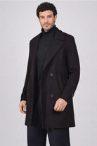 Gabán negro para hombre modelo con gaban Imperial abierto en paño licrado de alta tecnología. Una prenda elegante que no se arruga y es resistente a las polillas. Compra con Pago Contra Entrega y crédito ADDI en lsjsas.com.