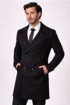 Gabán negro para hombre modelo con gaban Imperial vista frontal en paño licrado de alta tecnología. Una prenda elegante que no se arruga y es resistente a las polillas. Compra con Pago Contra Entrega y crédito ADDI en lsjsas.com.