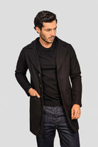 Vista frente del gabán largo para hombre modelo Oriente en color negro, mostrando el corte limpio y la caída del paño.