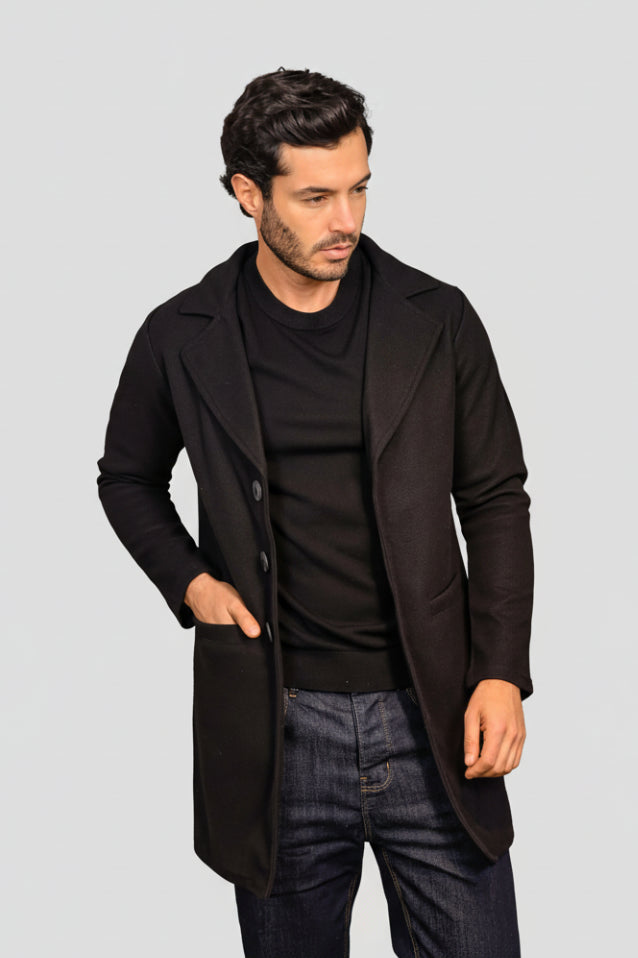 Vista frente del gabán largo para hombre modelo Oriente en color negro, mostrando el corte limpio y la caída del paño.