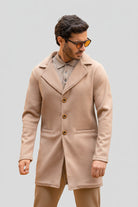 Hombre vistiendo un elegante gabán largo de paño color beige (tipo camel) modelo Oriente, vista frontal.