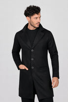Hombre vistiendo un elegante gabán largo de paño color negro modelo Oriente, vista frontal.