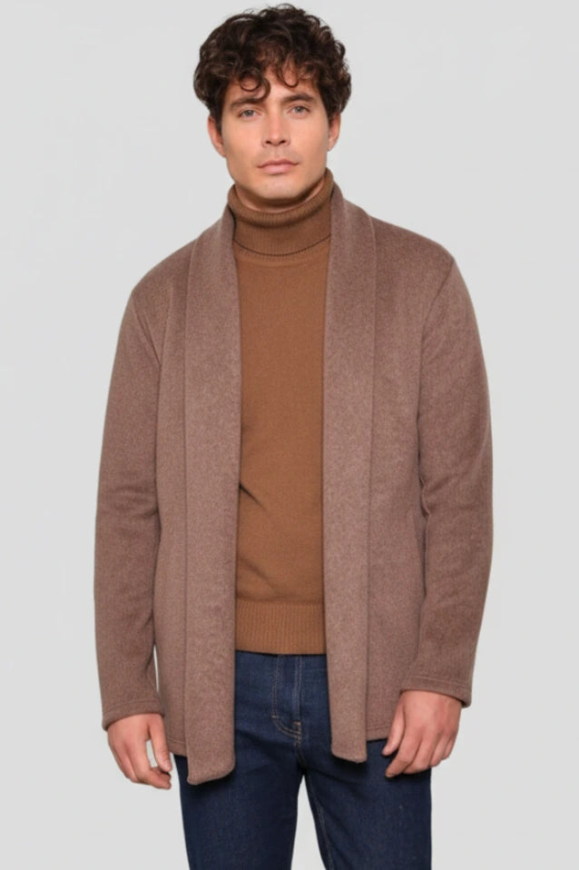 Hombre vistiendo el Gabán Raba color caramelo, una prenda de lujo relajado en paño cachemir con solapa ancha.