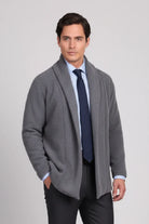 Hombre con un look sofisticado usando el Gabán Raba gris, abrigo abierto de solapa ancha en paño cachemir.