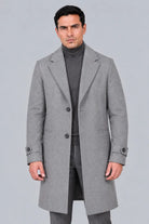 Gabán Saga gris claro para hombre, largo de una fila de botones en paño licrado, vista frontal con corte elegante de 96 cm de largo.