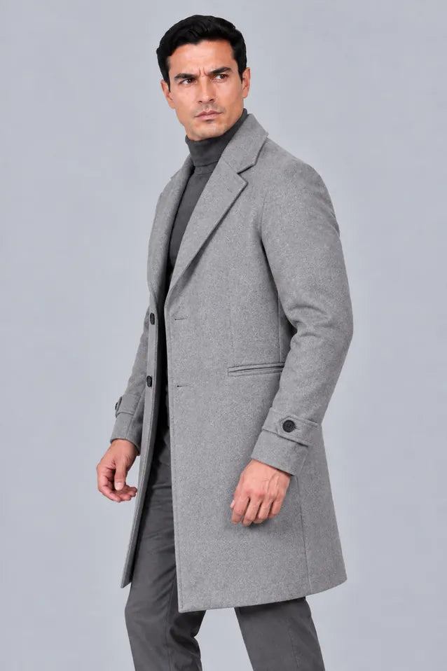 Gabán Saga gris claro para hombre en paño licrado, vista lateralcon corte elegante de 96 cm de largo.
