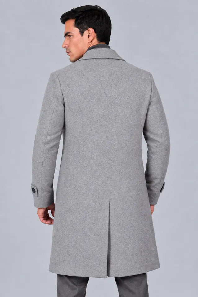 Gabán Saga gris claro para hombre en paño licrado, vista posterior con corte elegante de 96 cm de largo.
