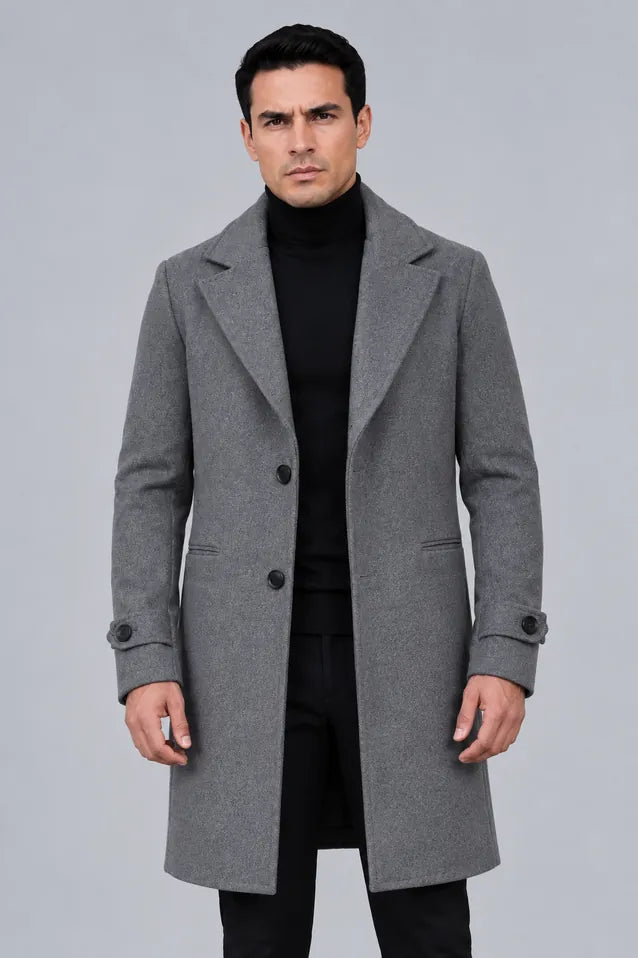 Gabán Saga gris oscuro para hombre, largo de una fila de botones en paño licrado, vista frontal con corte elegante de 96 cm de largo.