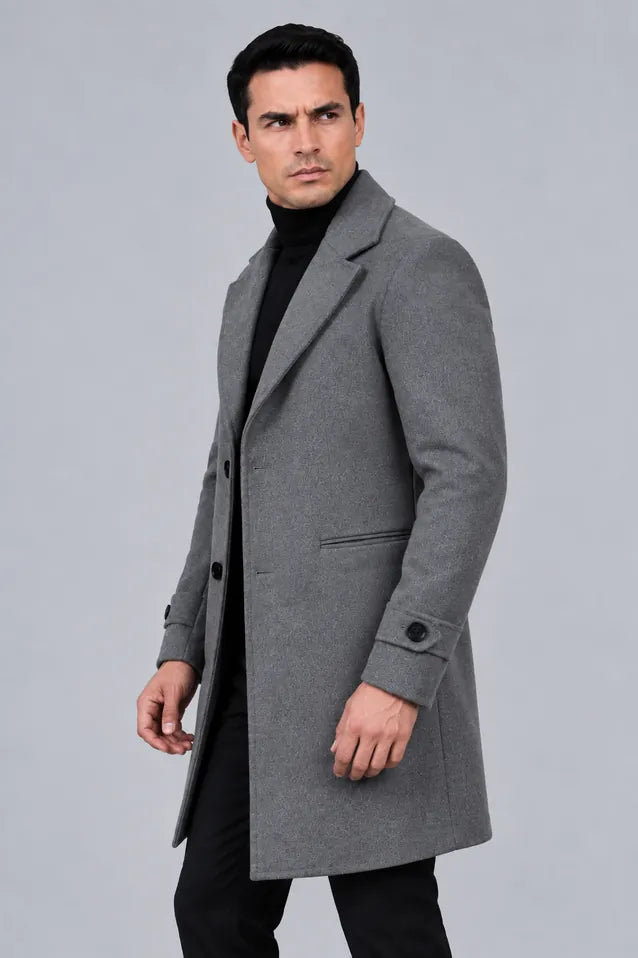 Gabán Saga gris oscuro para hombre en paño licrado, vista lateralcon corte elegante de 96 cm de largo.