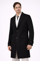 Hombre vistiendo el Gabán Saga color negro de LSJ SAS, confeccionado en paño licrado premium con corte elegante de 96 cm de largo.