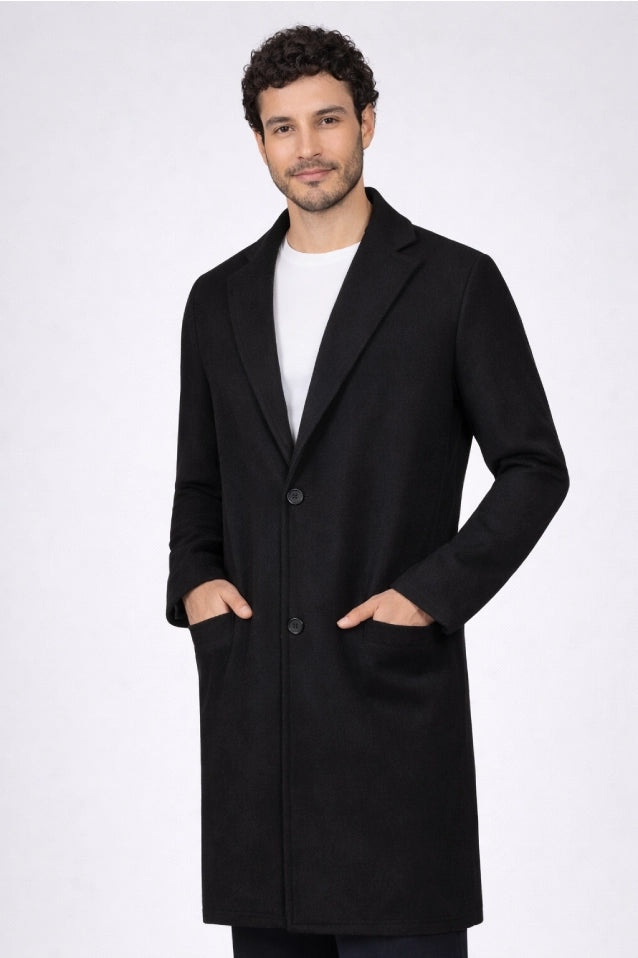Hombre vistiendo el Gabán Saga negro de LSJ SAS en vista frontal, confeccionado en paño licrado premium con corte elegante de 96 cm de largo.