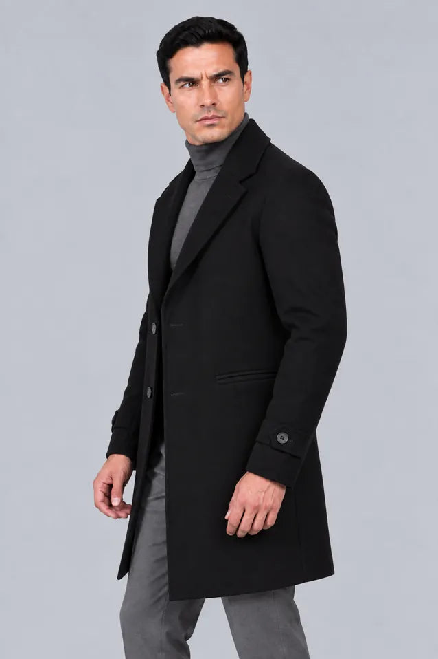Gabán Saga negro para hombre en paño licrado, vista lateralcon corte elegante de 96 cm de largo.
