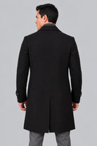 Gabán Saga negro para hombre en paño licrado, vista posterior con corte elegante de 96 cm de largo.
