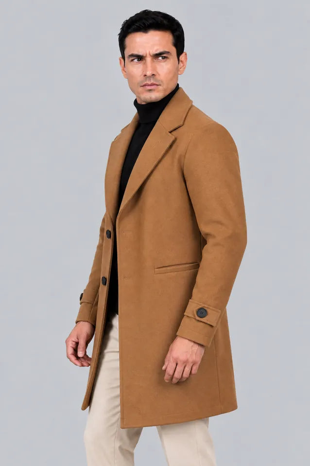 Gabán Saga tabaco para hombre en paño licrado, vista lateralcon corte elegante de 96 cm de largo.